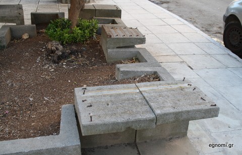 Παγκάκια για ... φακίρηδες στην πλατεία Αγίου Ταξιάρχη στη Χαλκίδα