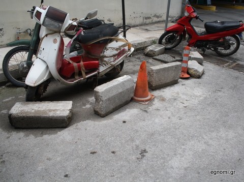 Περιφραγμένο ... πάρκινγκ για δίκυκλα