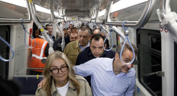 Ο Μητσοτάκης με τη σύζυγό του πήγαν βόλτα με το μετρό της Θεσσαλονίκης (Video)