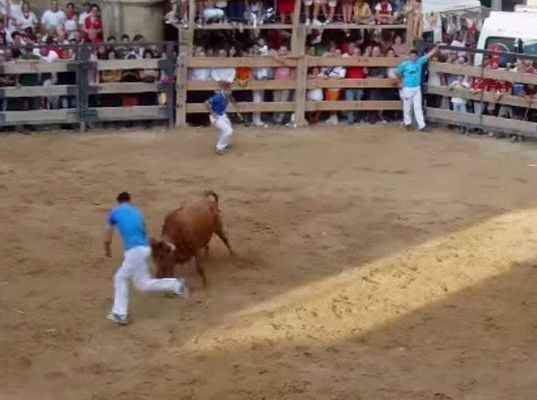 Εχασε το βήμα του και τον σκότωσε ο ταύρος (video)
