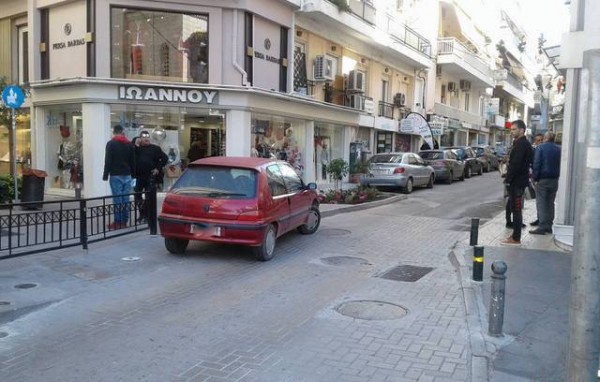 ΧΑΛΚΙΔΑ: Τα κάγκελα δεν πτοούν τα ...γαϊδούρια στο παράνομο παρκάρισμα