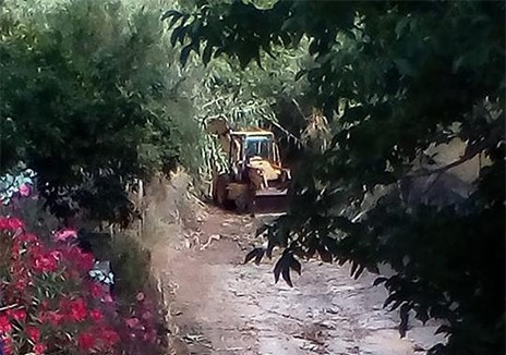 Μπουλντόζα μπήκε στο ποτάμι των Πολιτικών