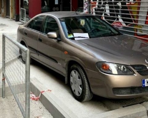 Απίστευτο σημείωμα σε οδηγό που πάρκαρε πάνω σε πεζοδρόμιο