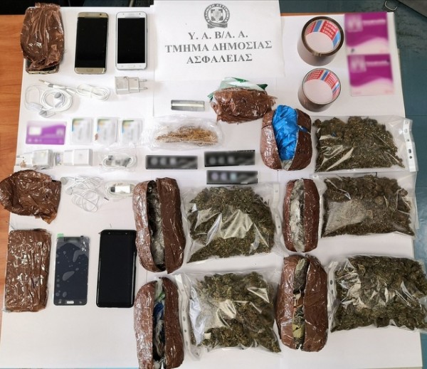 ΑΥΛΩΝΑ: Υπάλληλος πήγε να μπάσει στη φυλακή ναρκωτικά και κινητά τηλέφωνα (φωτό)