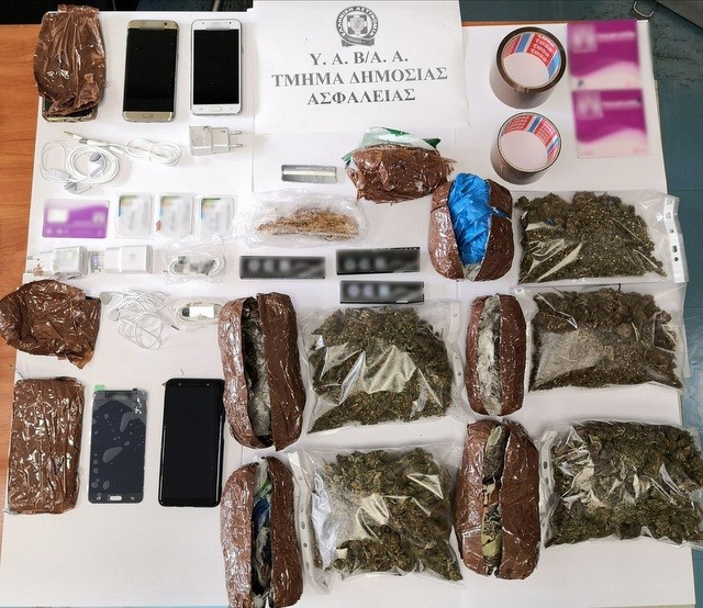 ΑΥΛΩΝΑ: Υπάλληλος πήγε να μπάσει στη φυλακή ναρκωτικά και κινητά τηλέφωνα (φωτό)