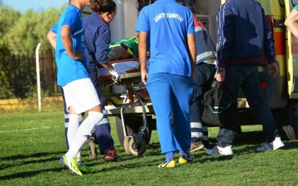 Ασθενοφόρο στο γήπεδο της Μακρυκάπας! Τραυματίστηκε ποδοσφαιριστής