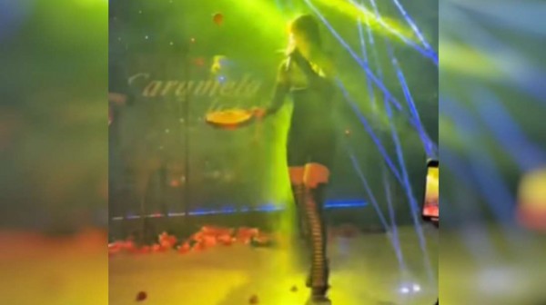 Τραγουδίστρια έβγαλε ρακέτα, για να ...αποκρούσει τα λουλούδια που της πετούσαν οι θαμώνες στην πίστα