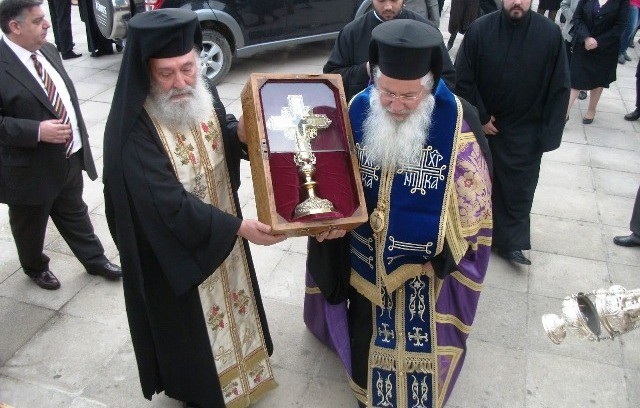 Γιόρτασαν με τίμιο σταυρό τα 150 χρόνια του ιερού ναού