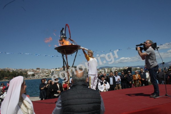 ΟΛΥΜΠΙΑΚΗ ΦΛΟΓΑ ΣΤΗ ΧΑΛΚΙΔΑ: Η Ειρήνη άναψε το βωμό