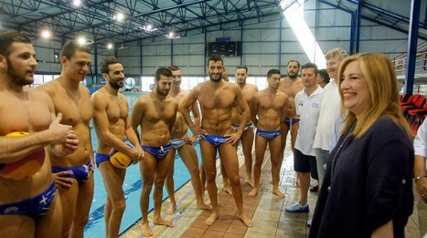 Χαμογελαστή η Φώφη ανάμεσα σε κορμάρες