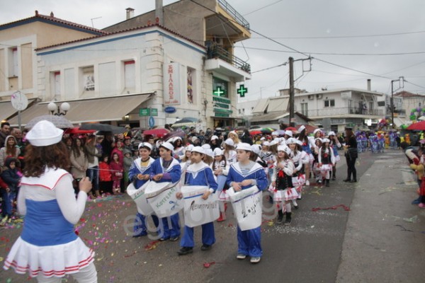 ΚΑΡΝΑΒΑΛΙ ΑΜΑΡΥΝΘΟΥ: Ξεφάντωμα κάτω από τη βροχή