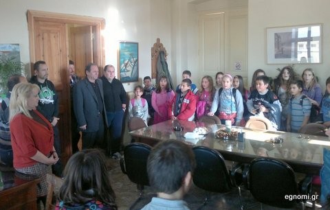 Άκουσε τα κάλαντα από μαθητές