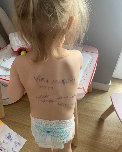 Ουκρανή μητέρα έγινε viral γράφοντας τα στοιχεία επικοινωνίας στην πλάτη της κορούλας της