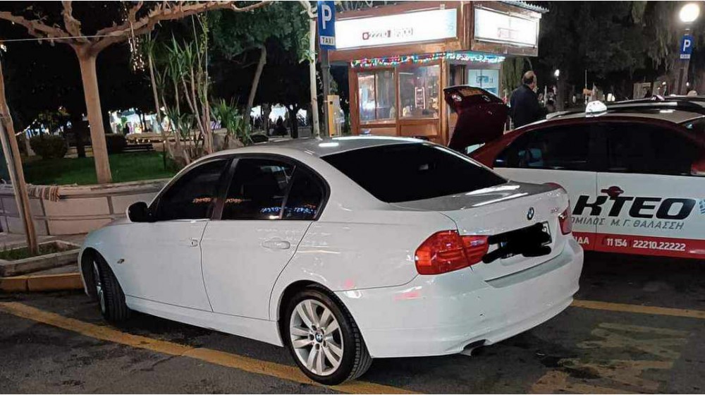 ΧΑΛΚΙΔΑ: Εμφανίστηκε πάλι η λευκή BMW που παρκάρει παράνομα στο κέντρο της Χαλκίδας