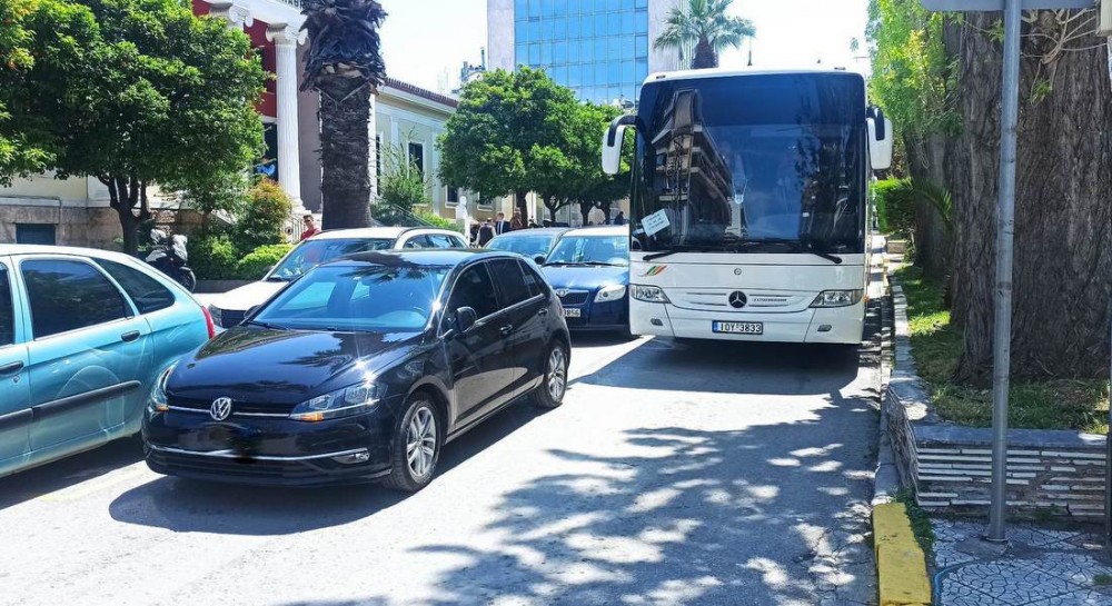 ΧΑΛΚΙΔΑ: Αυτοκίνητο μπλόκαρε τουριστικό λεωφορείο στη Βενιζέλου και η ουρά έφτασε μέχρι την Αρεθούσης