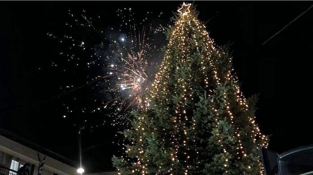 Ανάβουν τα Χριστουγεννιάτικα δέντρα σε Βαθύ και Βασιλικό