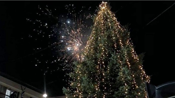 Ανάβουν τα Χριστουγεννιάτικα δέντρα σε Βαθύ και Βασιλικό