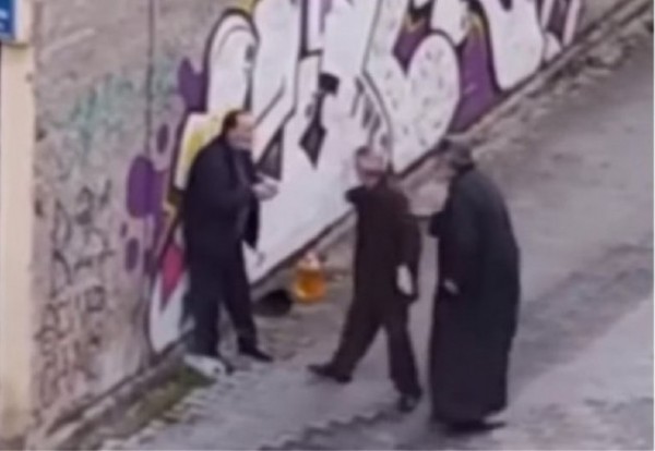 Απίστευτο: Ιερέας χαστουκίζει ηλικιωμένο στη μέση του δρόμου (VIDEO)