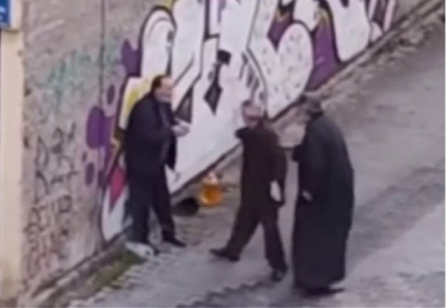Απίστευτο: Ιερέας χαστουκίζει ηλικιωμένο στη μέση του δρόμου (VIDEO)