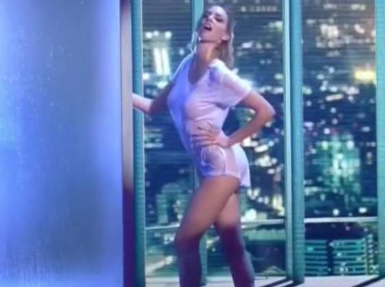 Ερεθισμένη, με βρεγμένο μπλουζάκι και χωρίς εσώρουχο στη σκηνή (VIDEO)