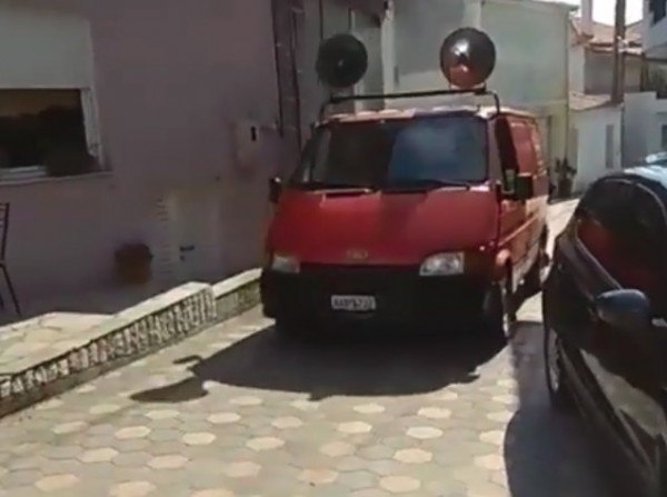 ΑΓΙΑ ΑΝΝΑ: Με ντουντούκα ειδοποιεί ο Δήμος τον κόσμο να μείνει στο σπίτι (VIDEO)