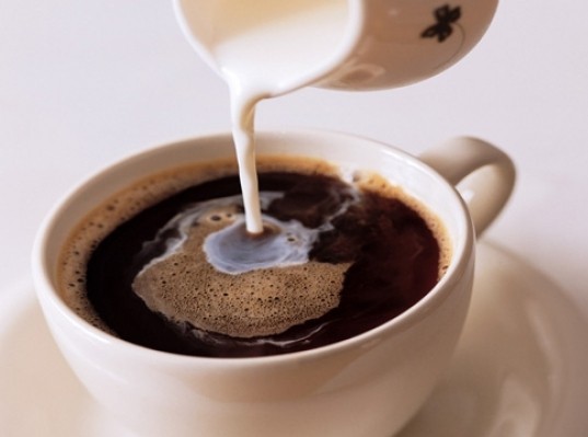 Τρεις λόγοι για να μην ξαναβάλετε γάλα στον καφέ σας