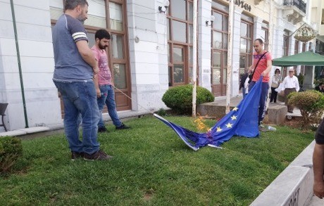 ΧΑΛΚΙΔΑ: Απεργοί του ΠΑΜΕ έκαψαν την σημαία της Ευρωπαϊκής Ένωσης