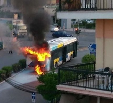 Λεωφορείο με επιβάτες πήρε φωτιά εν κινήσει