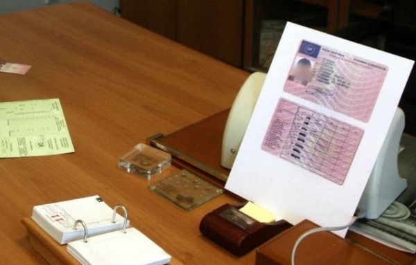 Εξεταζόμενος για δίπλωμα οδήγησης πιάστηκε με το πιο εξελιγμένο... σκονάκι