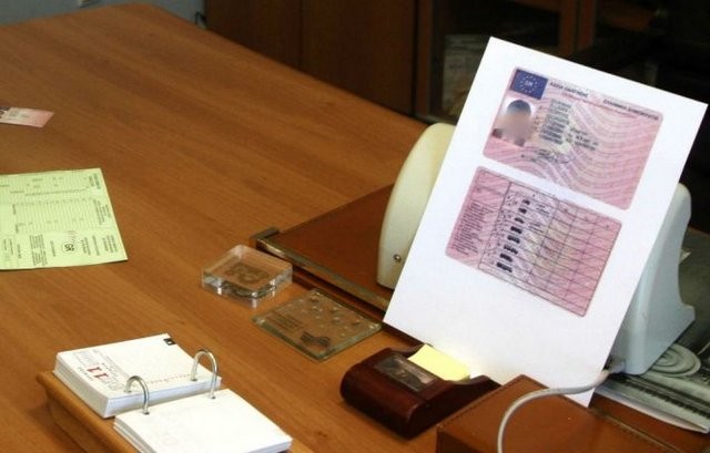 Πήγε να δώσει εξετάσεις για δίπλωμα οδήγησης στη θέση του αδελφού του 28χρονος