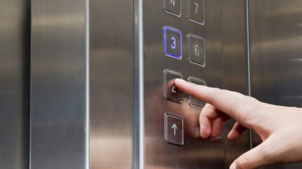 Kατέβασε τον γενικό κι εγκλώβισε κλέφτες σε ασανσέρ μέχρι να έρθει η αστυνομία