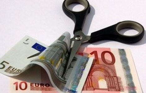Κερδίζουν οι δανειολήπτες και χάνουν οι καταθέτες από την μείωση των επιτοκίων