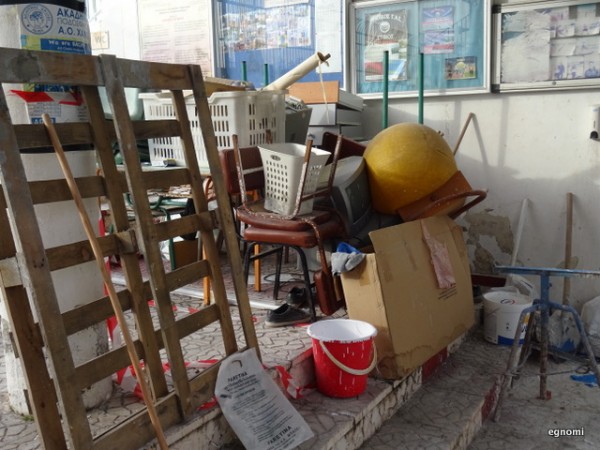 ΧΑΛΚΙΔΑ: Το ...γιουσουρούμ στην κεντρική πόρτα του Δημοτικού Σταδίου καλά κρατεί