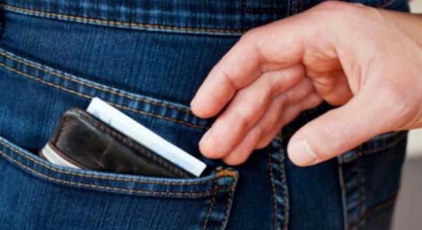 Λιποθύμησε σε πλατεία και του έκλεψαν το πορτοφόλι