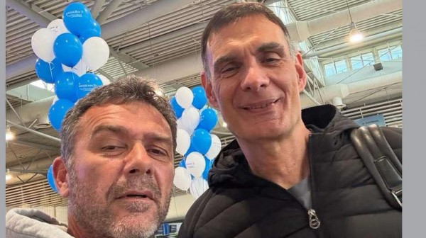 Ο Τζίμας με το τσάρτερ του Ολυμπιακού στο Παρίσι