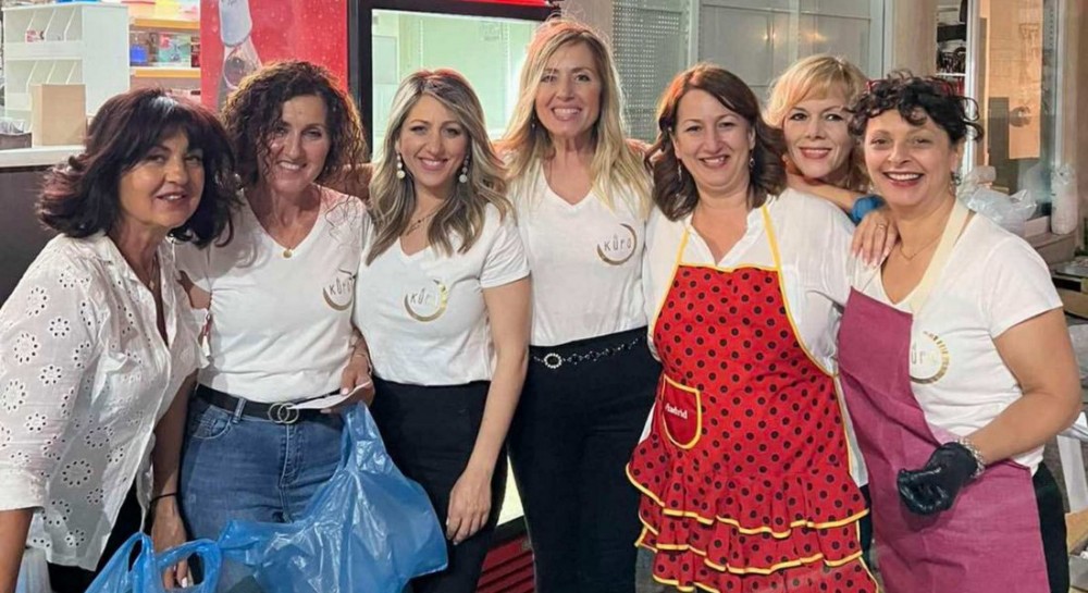 ΚΡΙΕΖΑ ΕΥΒΟΙΑΣ: Οι κούκλες του Κριεζώτη μοίρασαν σουβλάκια και εντυπωσίασαν