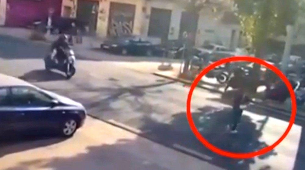 Αποσωληνώθηκε η 16χρονη που παρασύρθηκε από Σουδανό ανήλικο οδηγό μηχανής (VIDEO)