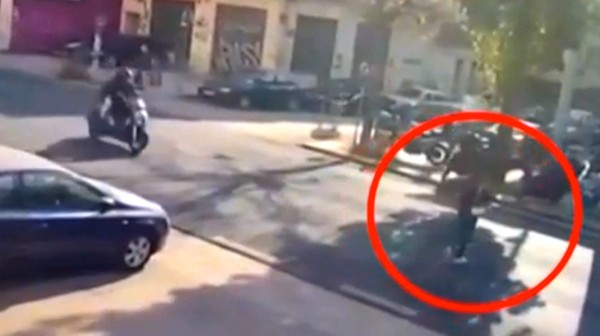 Αποσωληνώθηκε η 16χρονη που παρασύρθηκε από Σουδανό ανήλικο οδηγό μηχανής (VIDEO)