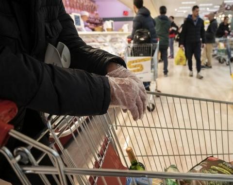 Εικόνες ντροπής σε σούπερ μάρκετ - Πλαφόν τρία αντισηπτικά ανά καρότσι