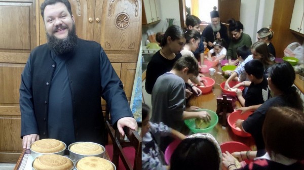 ΧΑΛΚΙΔΑ: Ο Μητροπολίτης ζύμωσε πρόσφορα μαζί με τα παιδιά του κατηχητικού της Αγίας Παρασκευής