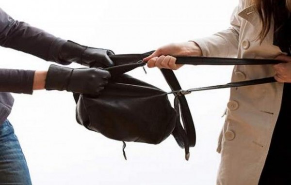 Ανήλικοι τσαντάκηδες άρπαξαν την τσάντα 24χρονης κοπέλας