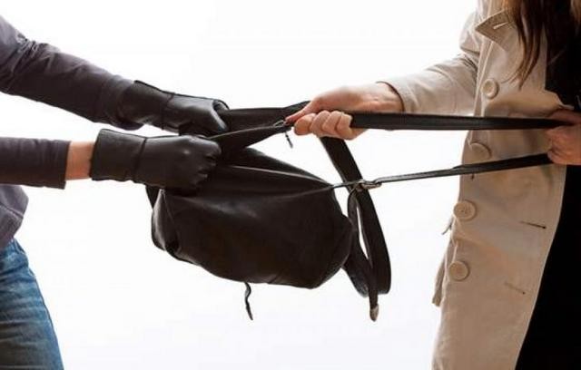 Ανήλικοι τσαντάκηδες άρπαξαν την τσάντα 24χρονης κοπέλας