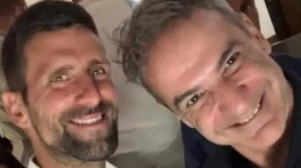 Ο Μητσοτάκης έβγαλε σέλφι με τον Τζόκοβιτς στην Τήνο