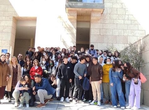 ΦΡΟΝΤΙΣΤΗΡΙΟ Μ.Ε. ΚΥΒΟΣ: Καθηγητές και μαθητές επισκέφθηκαν το μουσείο των Δελφών!