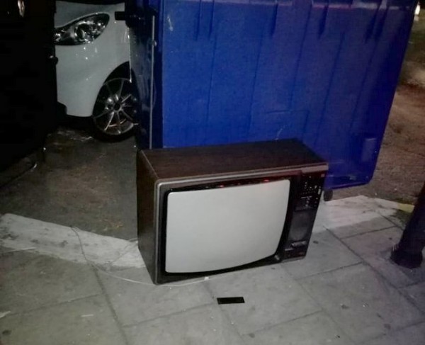 ΧΑΛΚΙΔΑ: Άλλαξε τηλεόραση και πέταξε την παλιά στην πλατεία Αγίου Νικολάου
