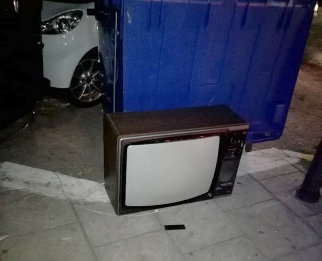 ΧΑΛΚΙΔΑ: Άλλαξε τηλεόραση και πέταξε την παλιά στην πλατεία Αγίου Νικολάου