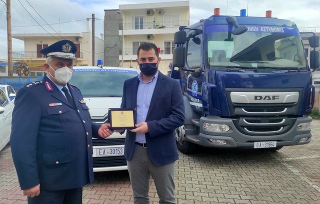 ΦΑΝΗΣ ΣΠΑΝΟΣ: Παρέδωσε 65 οχήματα στην Αστυνομία και πήρε δώρο μία τιμητική πλακέτα