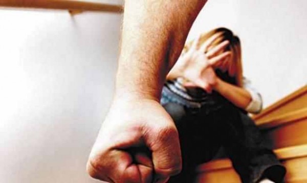 Έδειρε τη σύζυγό του γιατί ήταν ...παντρεμένη!