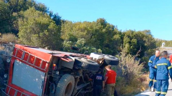 ΦΩΤΙΑ ΠΙΣΣΩΝΑΣ: Εξετράπη πυροσβεστικό όχημα και αναζητείται ο οδηγός
