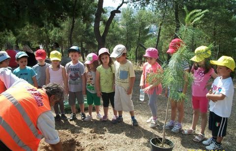 Τα παιδιά ακούνε παραμύθια και φυτεύουν δενδράκια